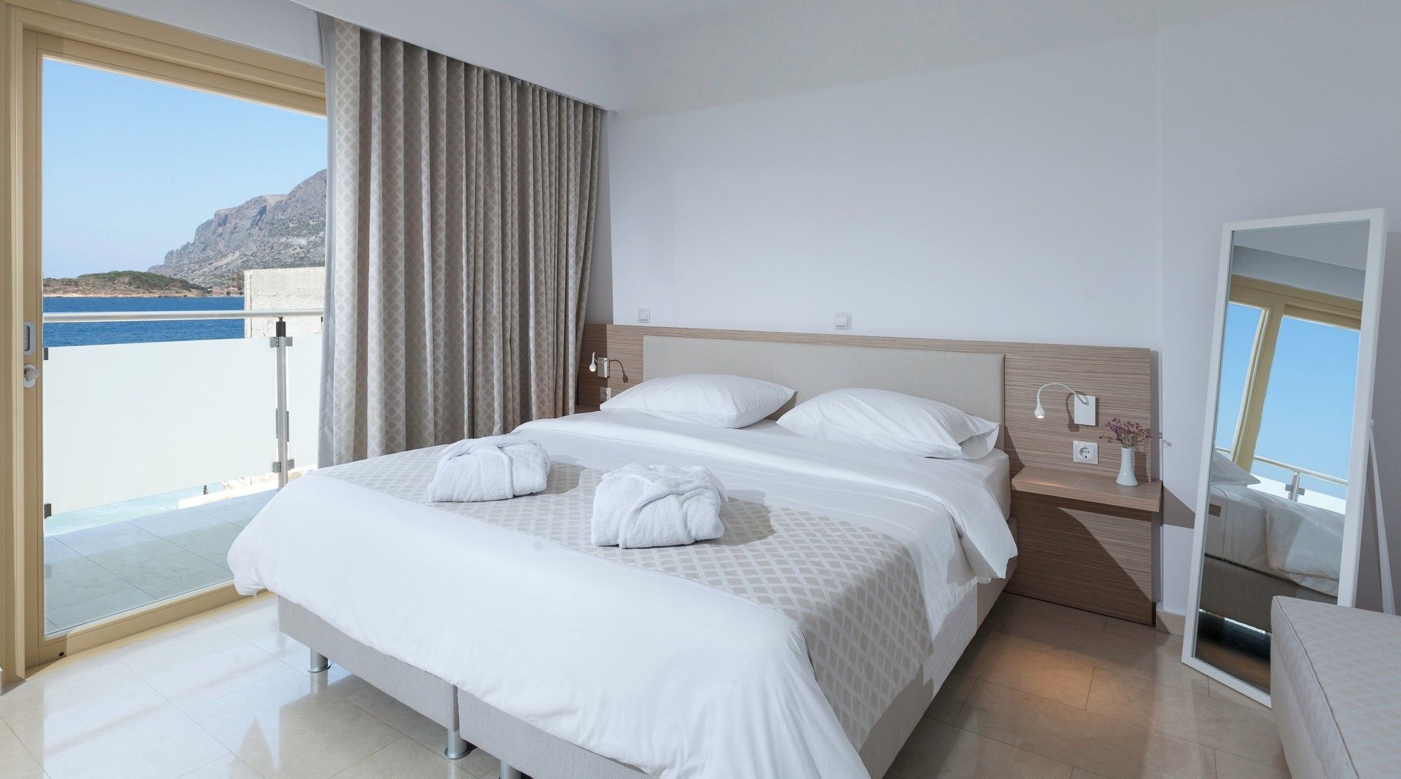 Zephyros Hotel Myrties Екстериор снимка